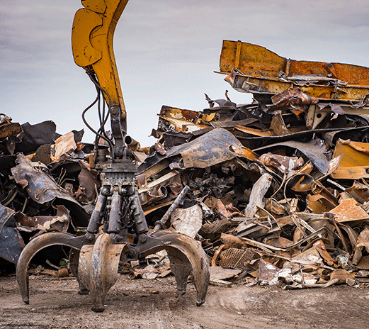 metaux_recyclage_important Grappin devant des carcasses de voitures