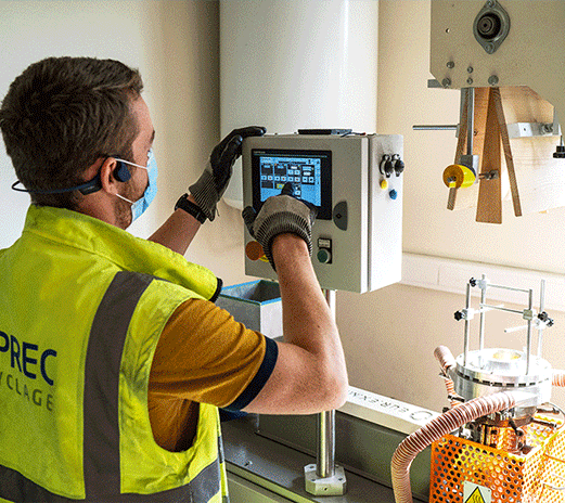 retrouvez_nos_innovations Collaboratrice qui utilise une machine