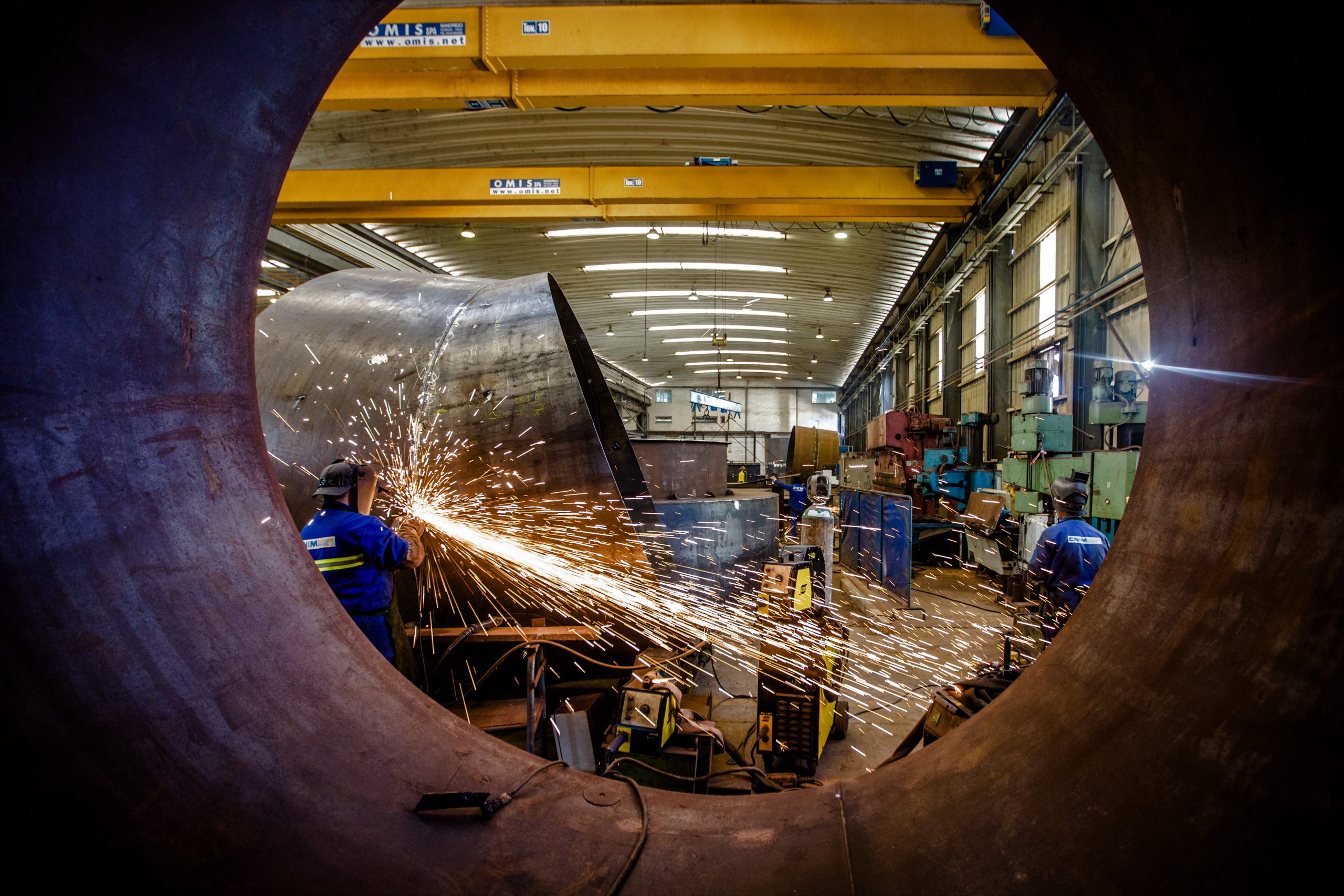 valorisation-energetique-dechets-solution Collaborateurs sciant du métal