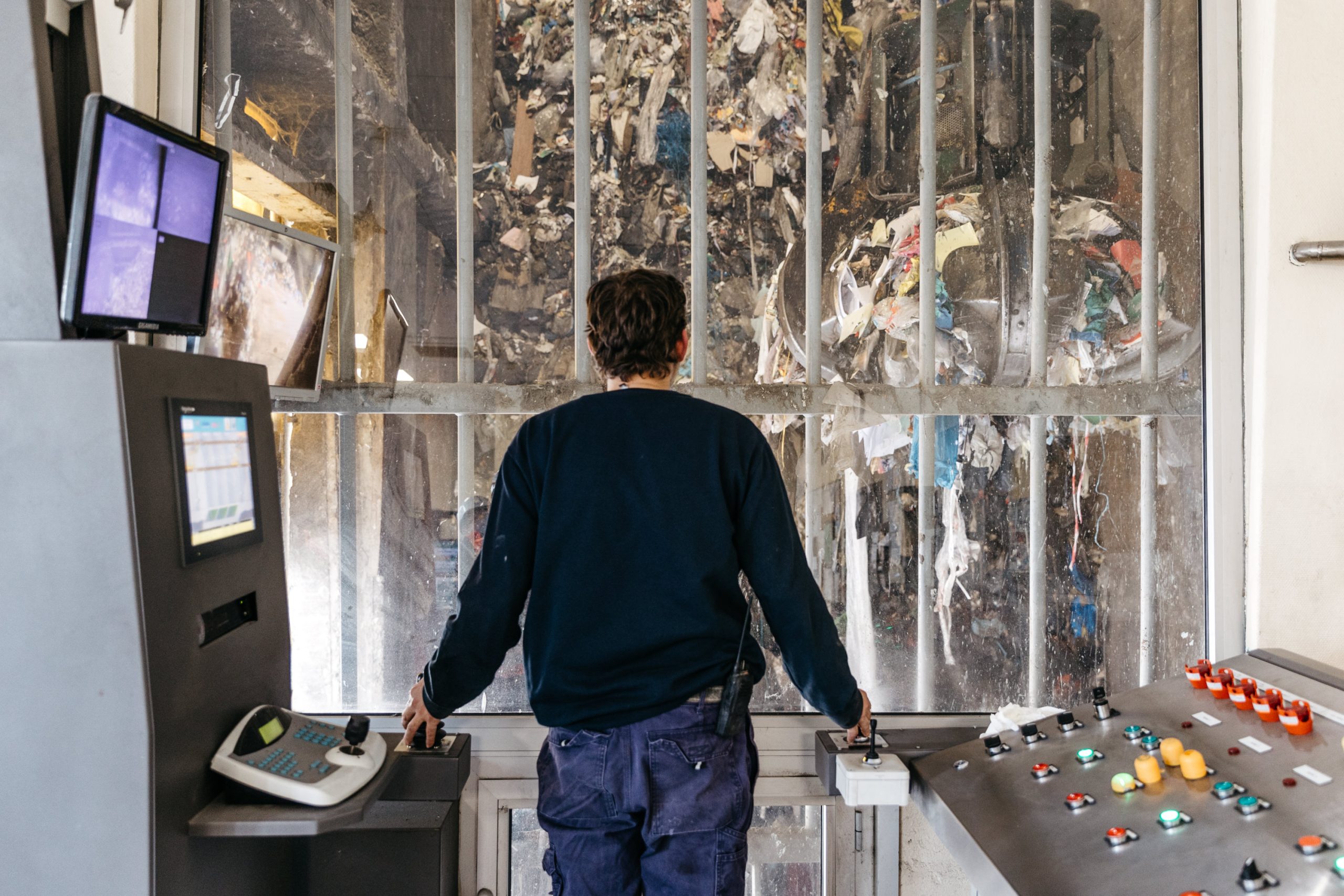 valorisation-energetique-dechets-solution Collaborateur manipulant un grappin agrippant des déchets