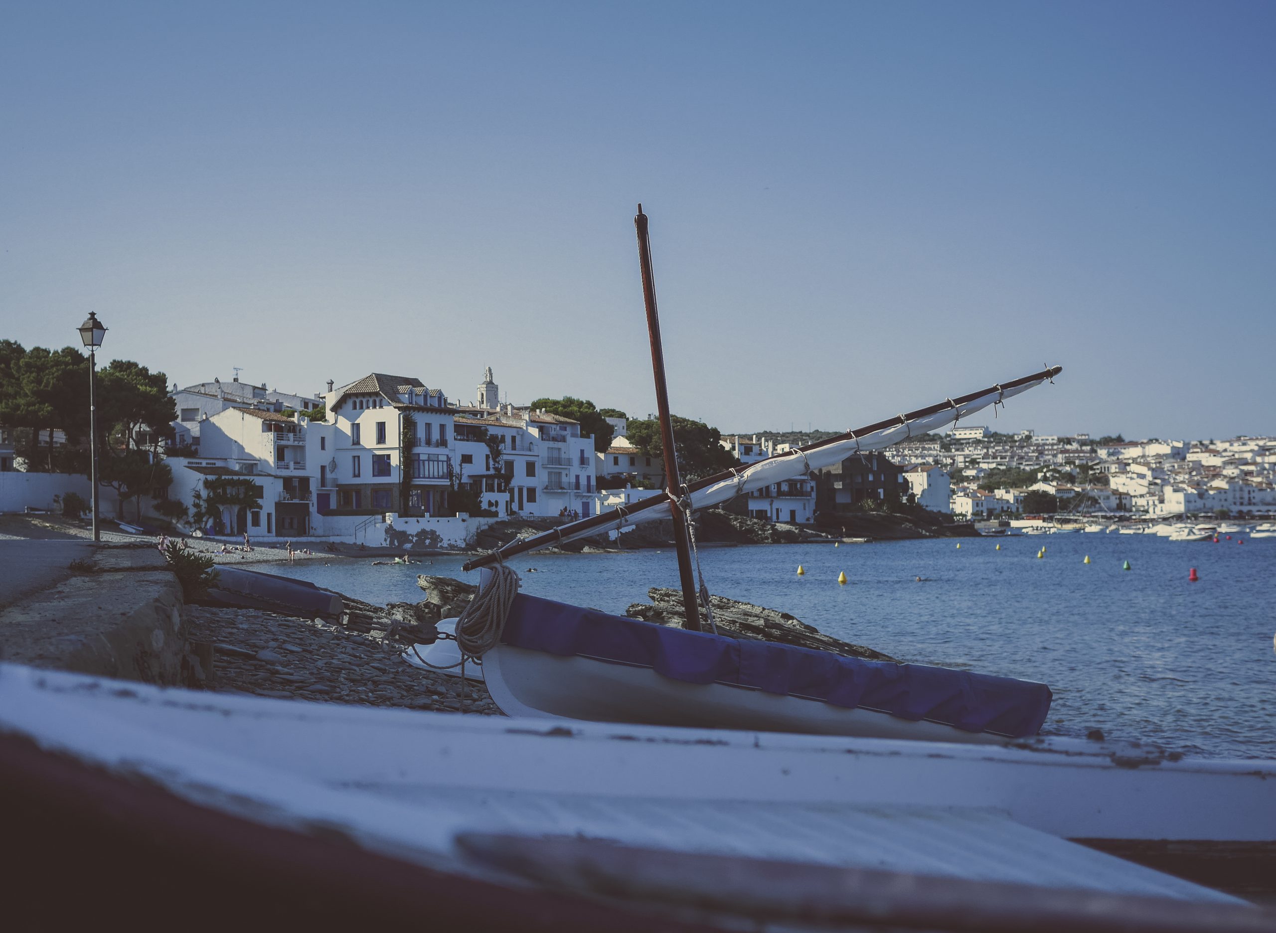 Paysage Espagne aa small boat in a bay of a Mediterranean town