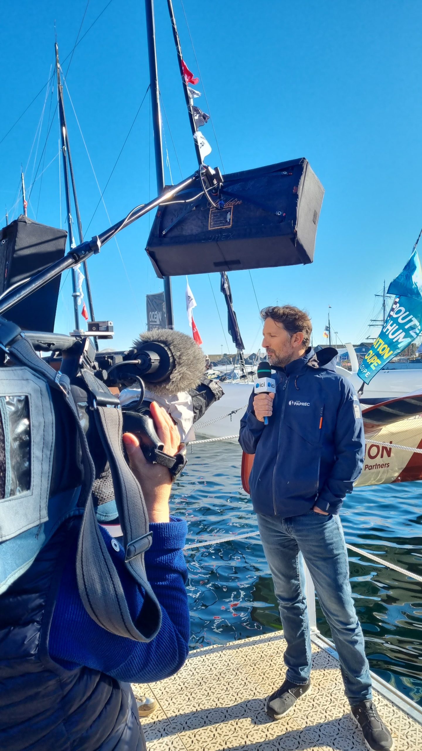 Échange autour de la course au large dans un espace donnant sur la mer à Saint-Malo