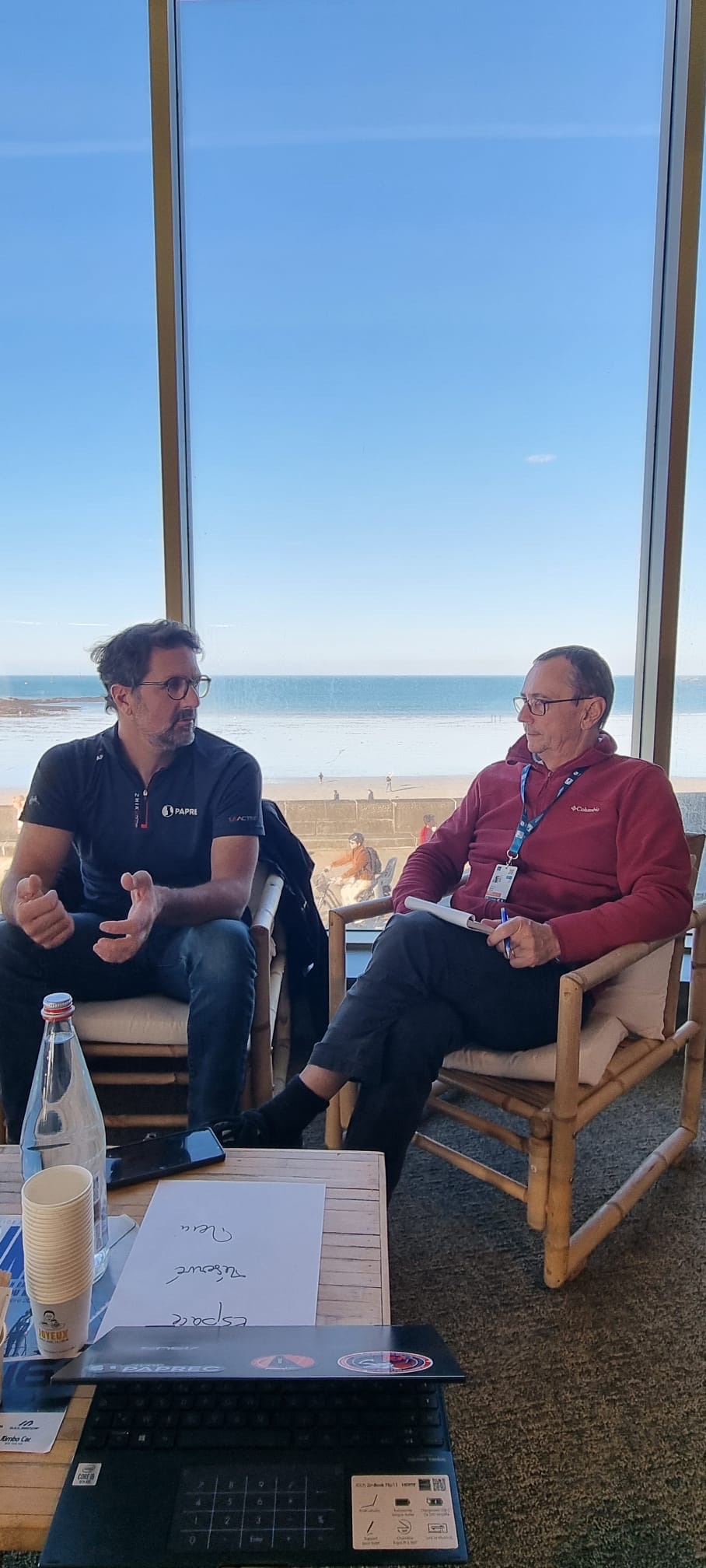 Équipe de commentateurs équipée de casques et de microphones à Saint-Malo