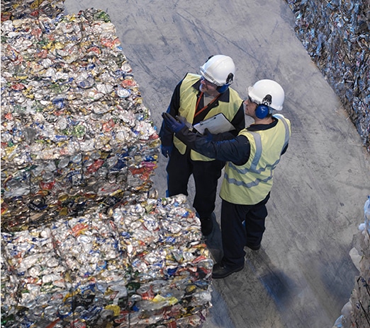 Cubes de détritus avec collaborateurs à côté