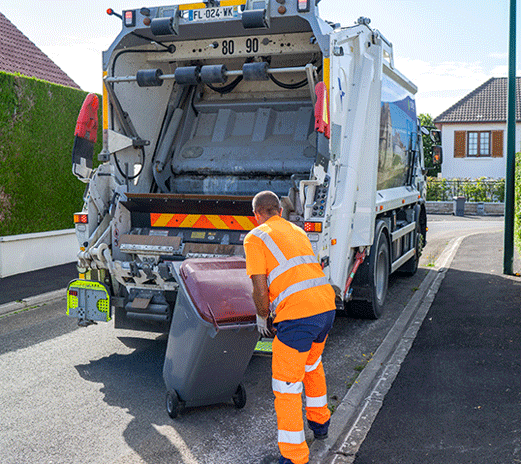 Des camions-poubelles qui roulent avec les déchets plastiques qu