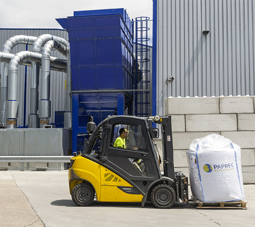 Chariot élévateur avec sac de plastique Paprec Recyclage