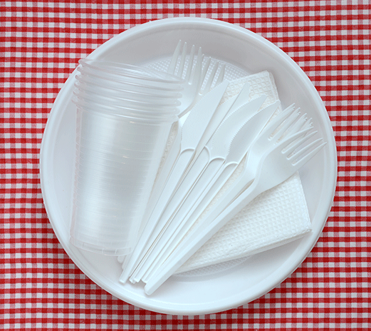 Assiettes, gobelets et couverts en plastique