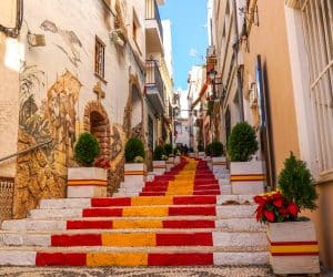 Escaleras pintadas con la bandera de España en una calle de Calpe en Alicante