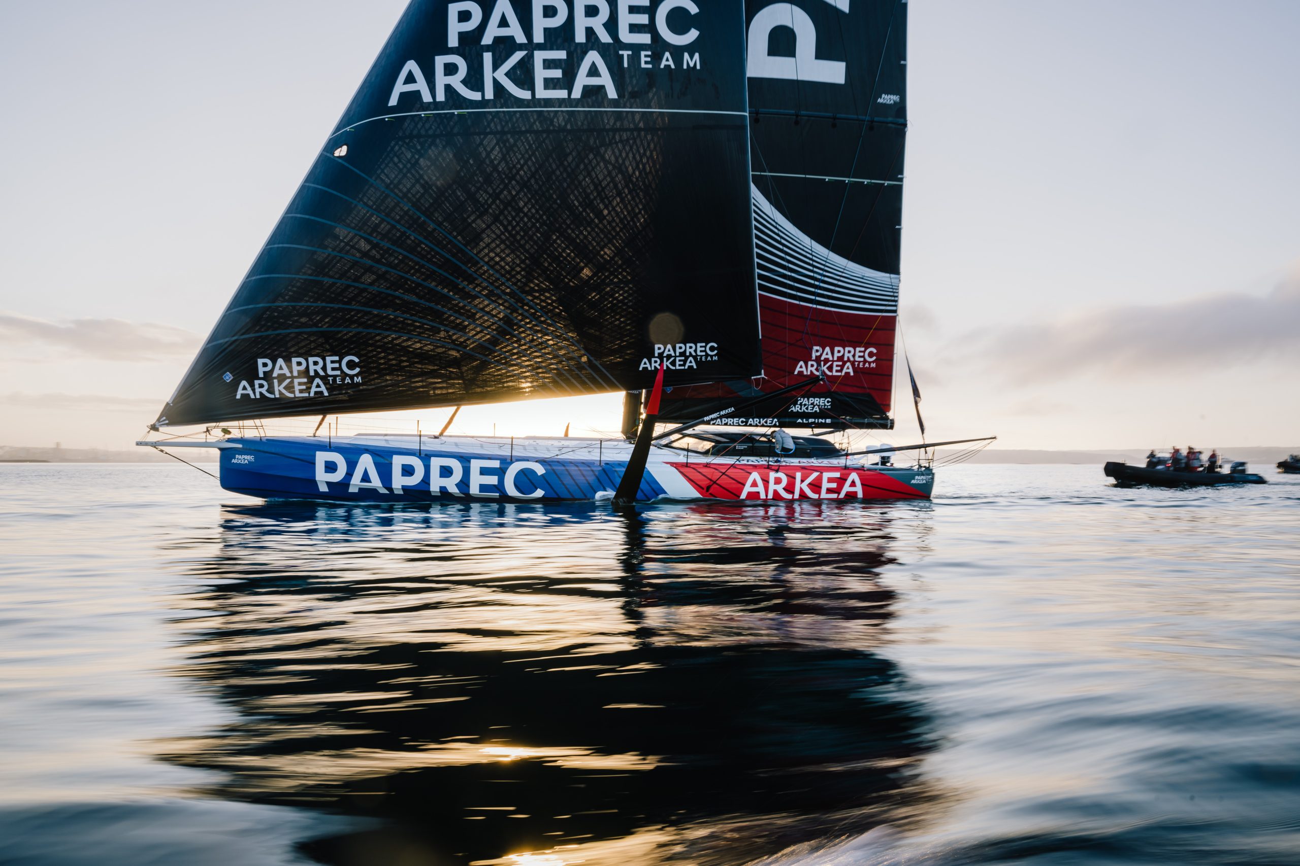 Arrivée de l'IMOCA Paprec Arkea lors de la course Guyader Bermudes 1000 2023 à Brest.